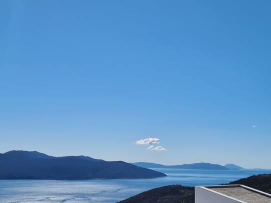 BAUGRUNDSTÜCK MIT WUNDERSCHÖNEM MEERBLICK UND BAUGENEHMIGUNG