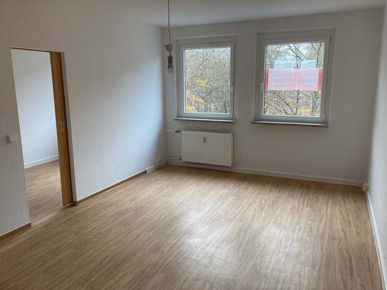 Bezugsfertige 3-Raum-Wohnung in der Innenstadt mit Wanne und Balkon wartet auf neue Bewohner.