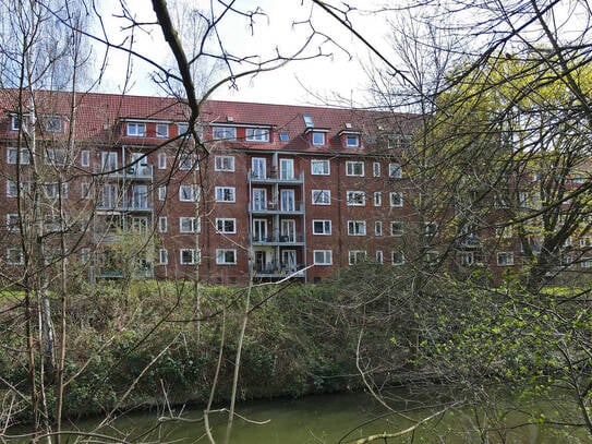 Ruhige 2-Zimmer-Wohnung mit Balkon, Nähe Stadtpark mit Sicht auf den Barmbeker Stichkanal