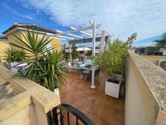 Attraktives Apartment in Cabo Roig in der obersten Etage mit 2 Schlafzimmern und Dachterrasse unweit der Strände