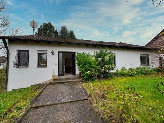 Bungalow im Grünen mit parkähnlichem Garten und großzügigem Grundstück