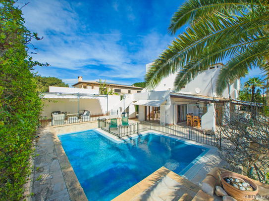 Großzügige Pool-Villa mit einer Vielzahl von Terrassenflächen