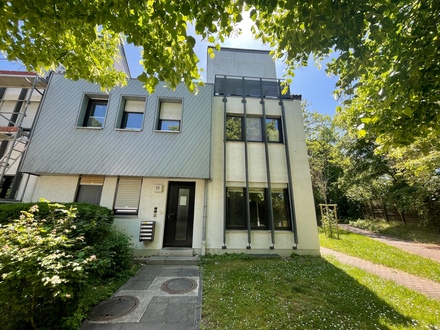 SOFORT BEZUGSBEREIT: Gut geschnittene 2 Zimmerwohnung mit Dachterrasse und TG-Stellplatz