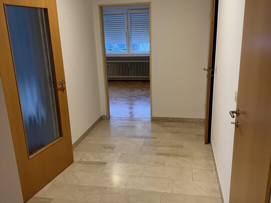 Neuwertige 3 Zimmer Wohnung mit Balkon ETW Haus