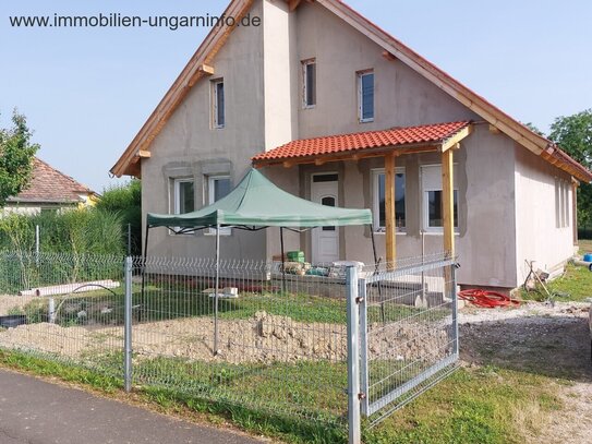 Neugebautes Einfamilienhaus in einem kleinen Dorf im Kreis Zala zu verkaufen