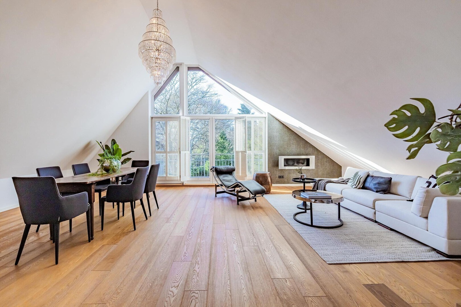 Lichtdurchflutetes Dachgeschoss mit zwei Balkonen