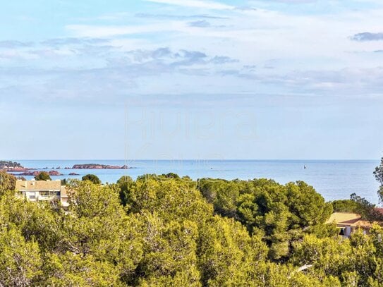 SAINT-RAPHAEL - DRAMONT: Stunning 2-bedroom, top floor, sea and mountain view