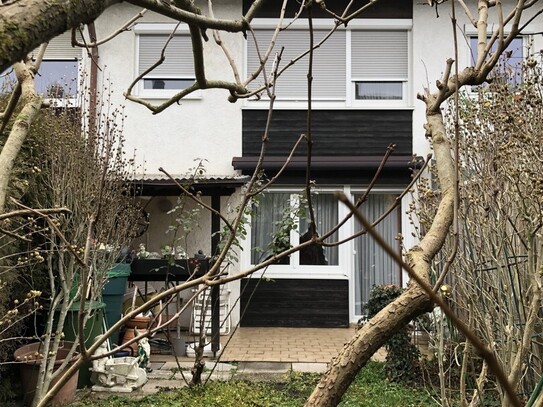 Älteres Reihenmittelhaus mit überdachter Terrasse und kleinem Gartenanteil