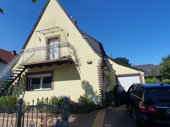 Neues Jahr, neues Haus. Schenken Sie sich ein Einfamilienhaus mit Einliegerwohnung