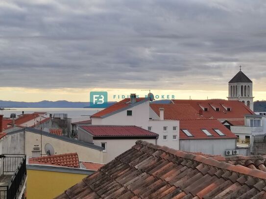 VODICE, Wohnung in einem Steinhaus, Zentrum, Meerblick, 250 m zum Wasser