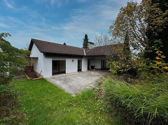 Bungalow im Grünen mit parkähnlichem Garten und großzügigem Grundstück