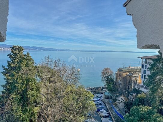 OPATIJA, ZENTRUM – größere Wohnung mit Terrasse zur leichten Anpassung, erste Reihe zum Meer mit Aussicht