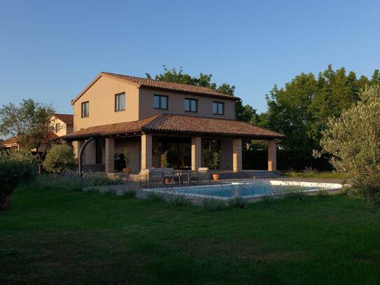 Meditterrane Villa mit Pool und Garage auf 1400 m2 Grundstück und nur 4.5 km vom Strand