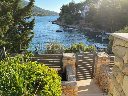 Moderne Villa am Wasser mit Pool zum Verkauf auf der Insel Korcula in Kroatien