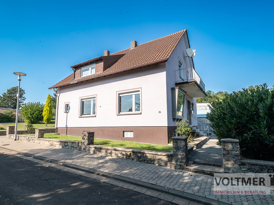 MÖGLICHKEIT - Einfamilienhaus mit Lagerkomplex, Garage und großem Grundstück in Oberbexbach!