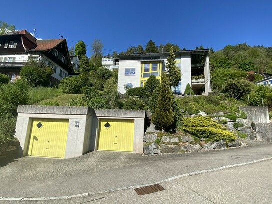 Architektenhaus, sonnige Lage im Schwarzwald, unverbaubare Aussicht, 10,78 kWp PV-Anlage