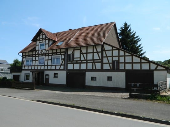 Einfamilienhaus mit Nebengebäude und großem Grundstück