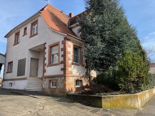 Prägnantes 9-Zi.-Haus mit 208 qm Wohnfläche auf 1640 qm Grundstück in Klein-Umstadt