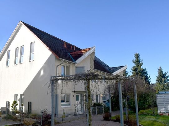 **RESERVIERT** Modernes Stadthaus mit stilvollem Ambiente & Garten-Oase