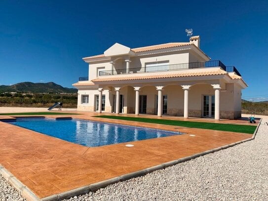 Beeindruckende Villa in Pinoso an der Costa Blanca Süd mit 4 Schlafzimmern, 3 Badezimmern, Pool und Carport