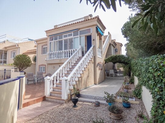 Wunderschöne Villa mit Gästeappartement, Dachterrasse und Gemeinschaftspool