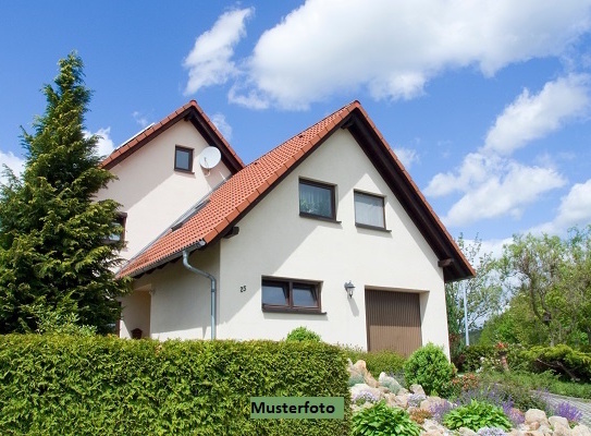 Einfamilienhaus, Garage und Carport