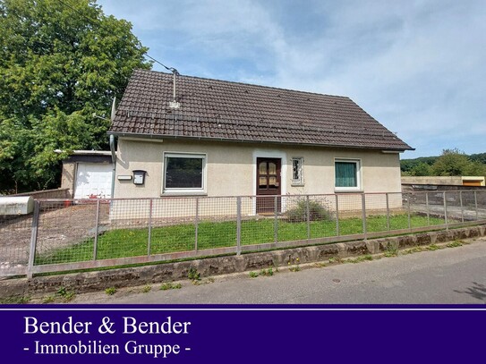 Stark sanierungsbedürftiges Einfamilienhaus in ruhiger Höhenlage mit herrlichem Fernblick!