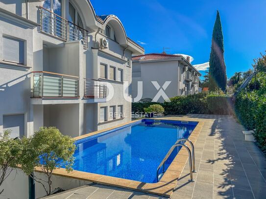 OPATIJA, IČIĆI – hervorragendes Haus in einem neueren Gebäude mit Pool in Strandnähe, Panoramablick und Garage