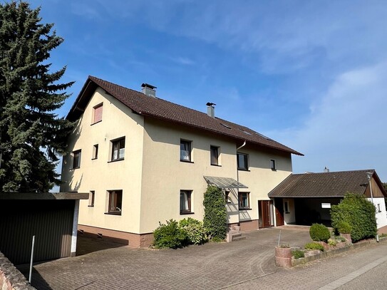 Großes ZFH mit 4 Garagen, Carport, 2 Balkonen und Terrasse in toller Lage von Sinzheim-Winden!