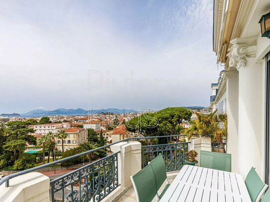 Cannes : Top floor apartment in Montfleury, sea view, ten minutes walk to la Croisette