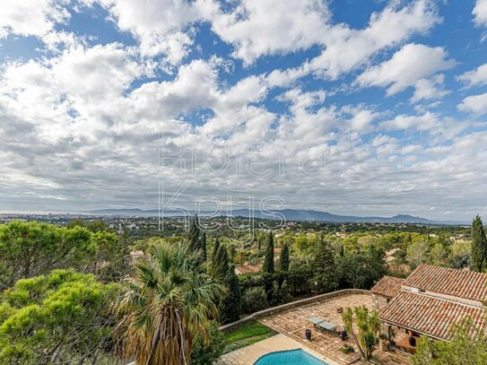 Provenzalisches Mas mit Charme, Ruhe, Pool und märchenhaftem Meerblick in Fréjus.