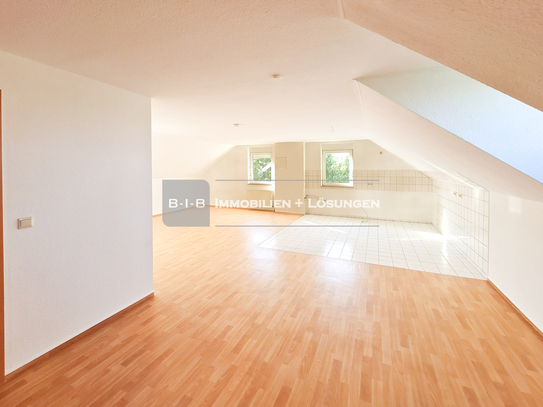 2 Zi. DG-Wohnung (70m²) mit Gäste-WC, Fahrstuhl und PKW-Stellplatz