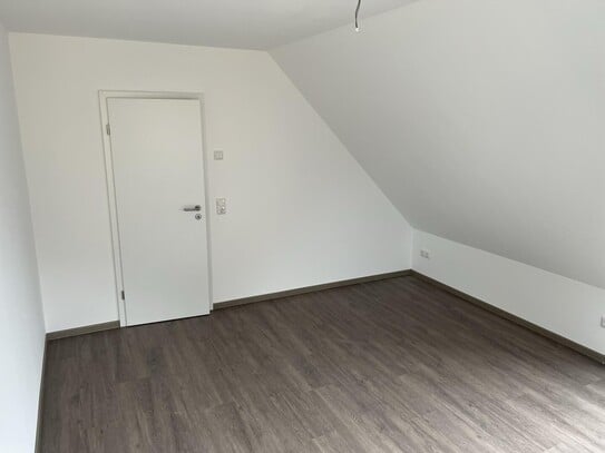 Sehr schöne, neu gebaute 2-Raum Wohnung mit offener Küche in sehr ruhiger Lage !!!