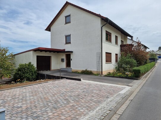 3 Familienhaus Mehrfamilienhaus Haus mit großen Garten und Parkplätzen