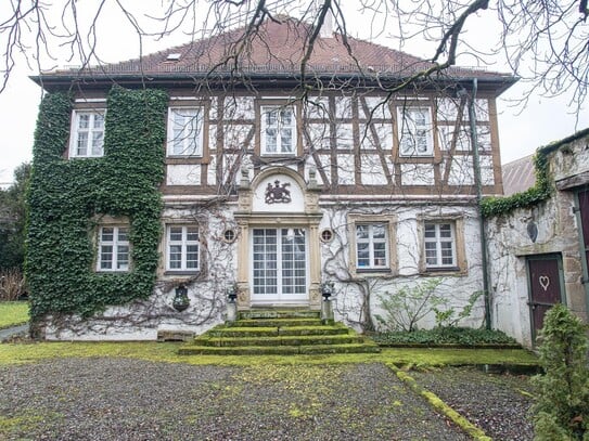 Schlossgrundstück mit Herrenhaus, Scheuer, Pferdeboxen und angrenzenden Bauplätzen