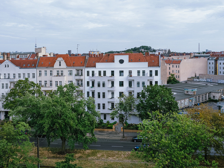 Vermietete 2-Zimmer Kapitalanlage mit Balkon in schönem Altbau