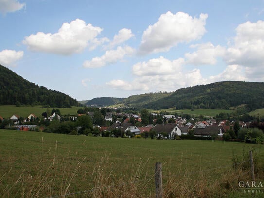 Grundstück am Ortsrand mit Blick auf den Ort