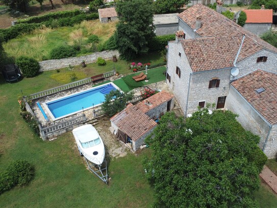 Istrien, Marčana: Steinhaus mit Swimmingpool und großem Garten