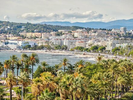 Top floor with roof terrace, lovely sea view, close town-centre and beach, Cannes