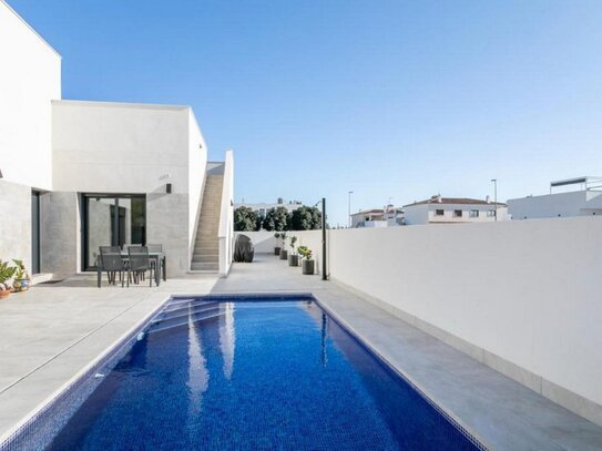 Hübsche Villa in Daya Nueva an der Costa Blanca mit 2 Schlafzimmern, 2 Badezimmern, Pool und Parkplatz