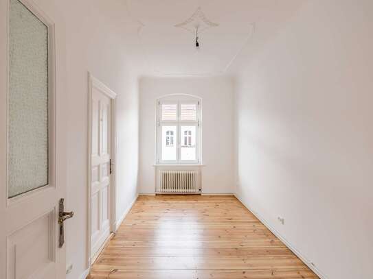 Helle Altbauwohnung mit Balkon und Blick auf den Gustav-Müller-Platz - bezugsfrei ab sofort