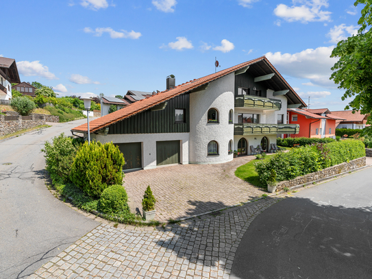 Freistehendes Einfamilienhaus - ein Hanghaus
mit ca. 430 m² Wohnfläche, einer Einliegerwohnung 
und einem ca. 782 m² gr…