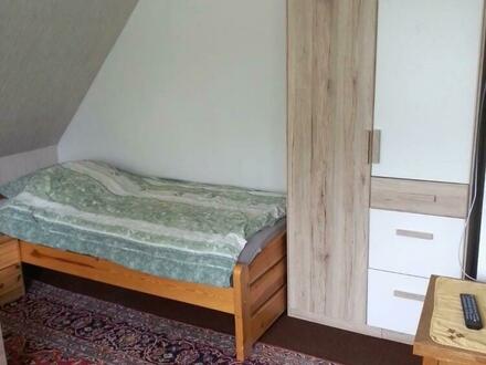 Schönes möbliertes Zimmer mit Parkettfußboden in Sankt-Lorenz-Nord