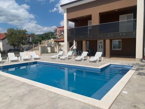 CRIKVENICA – ein wunderschönes Haus von 270 m2 mit Swimmingpool in toller Lage