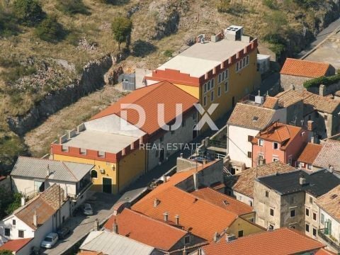 SENJ - Geschäfts- und Wohngebäude/HOTEL/GEBÄUDE/GASTRONOMIE/KASINO 150 Meter vom Meer entfernt!