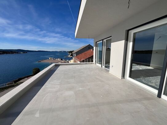 ŠIBENIK, BRODARICA – Penthouse in einem neuen Gebäude, erste Reihe zum Meer