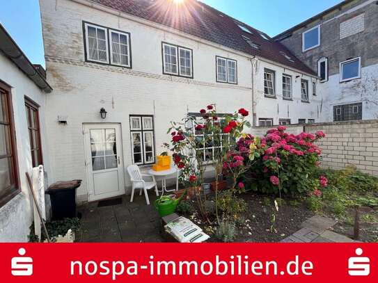 Denkmalgeschütztes Stadthaus mit Nebengebäude und Innenhof unmittelbar am historischen Marktplatz