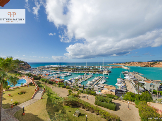 Panorama-Meerblickwohnung in erster Linie, Port Adriano überblickend. Gemeinschaftspool/Garten