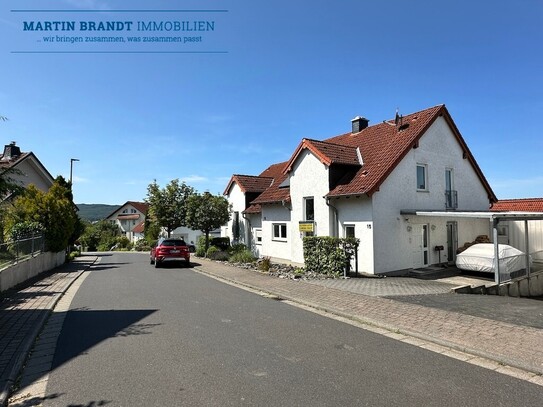 Attraktive Doppelhaushälfte mit Kamin und Carport
in begehrter Wohnlage am Idsteiner Gänsberg