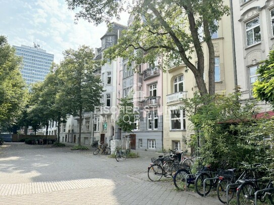 Düsseldorf-Carlstadt im Stilaltbau: Frisch renoviert, mit Balkon und Lift!